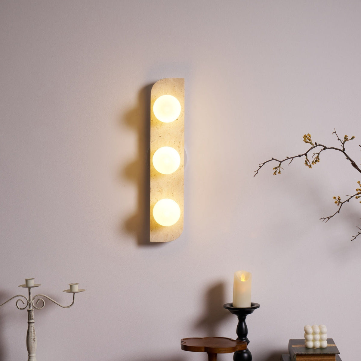 Serearia Minimalistische wandlamp van geel travertin met stekker