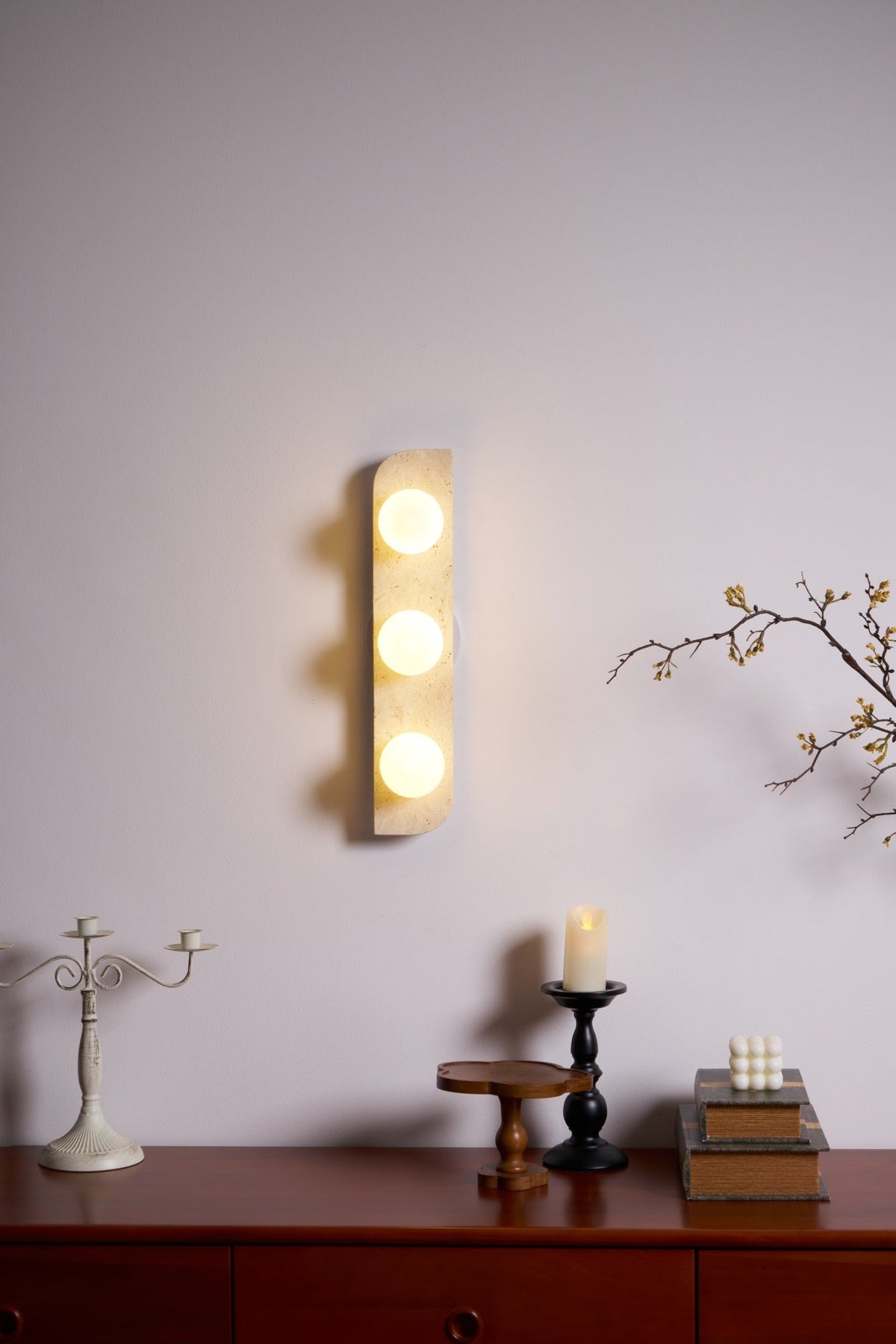 Serearia Minimalistische wandlamp van geel travertin met stekker
