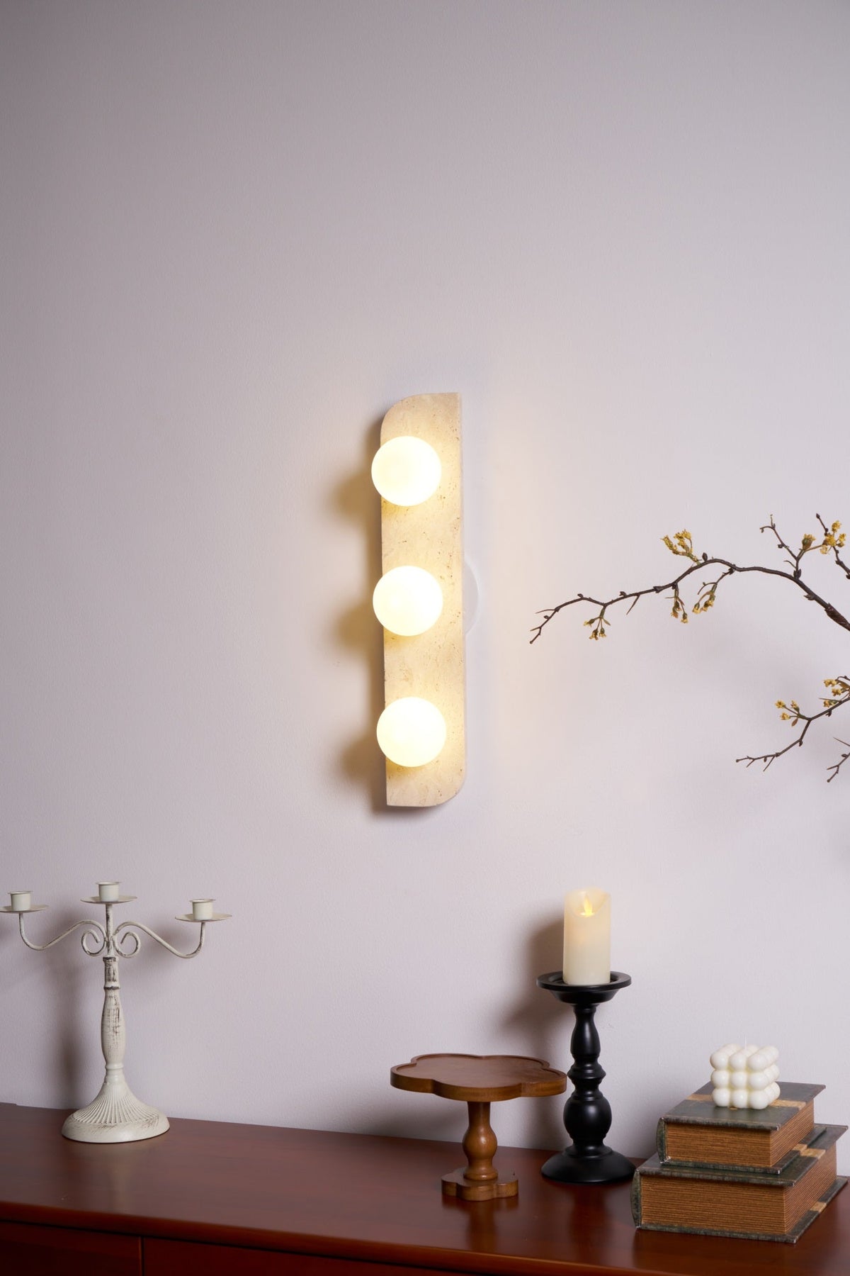 Serearia Minimalistische wandlamp van geel travertin met stekker
