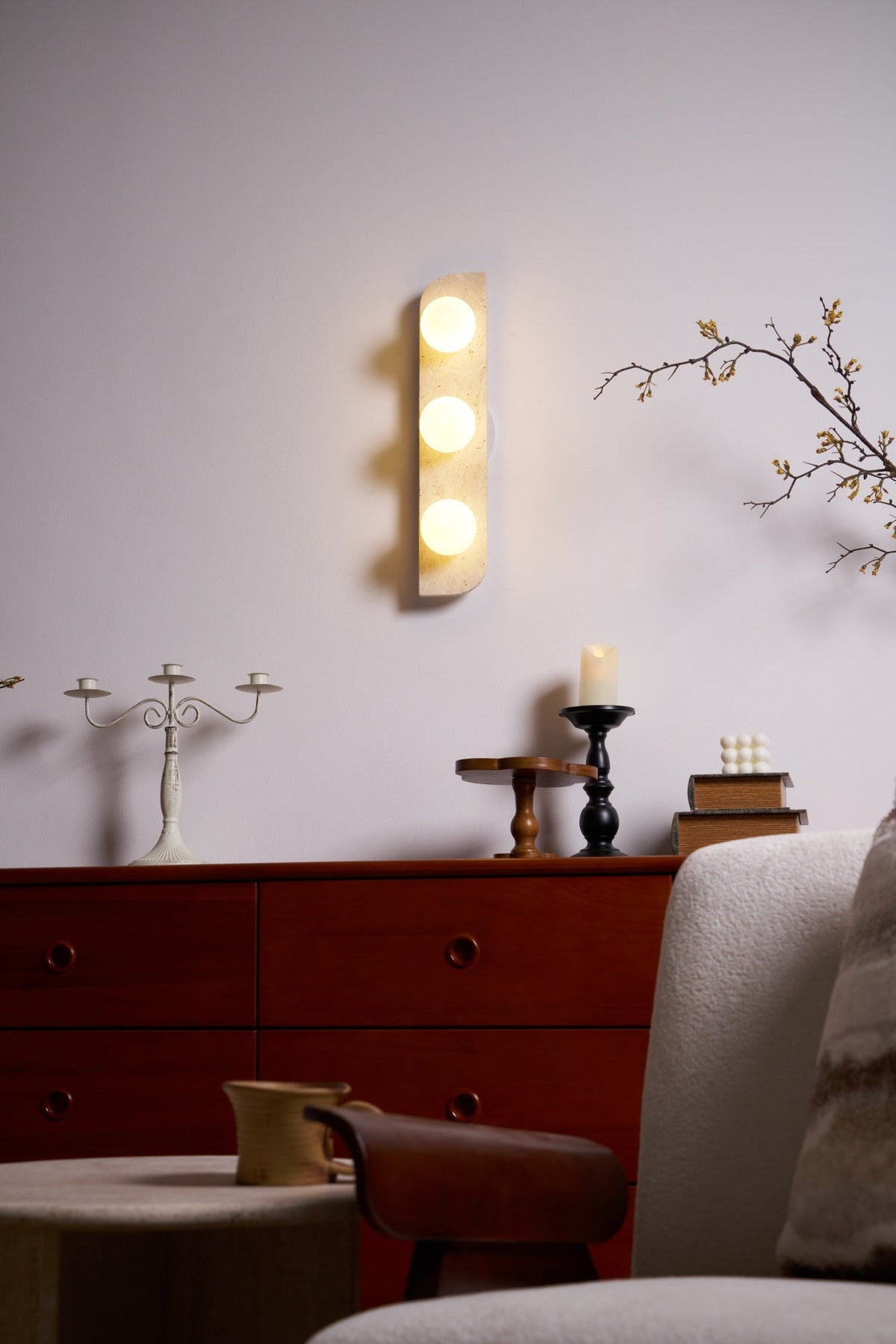 Serearia Minimalistische wandlamp van geel travertin met stekker