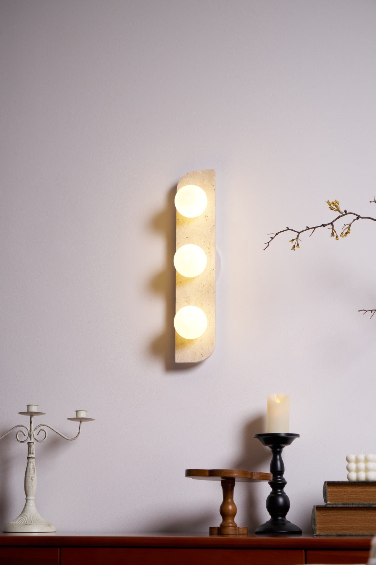 Serearia Minimalistische wandlamp van geel travertin met stekker