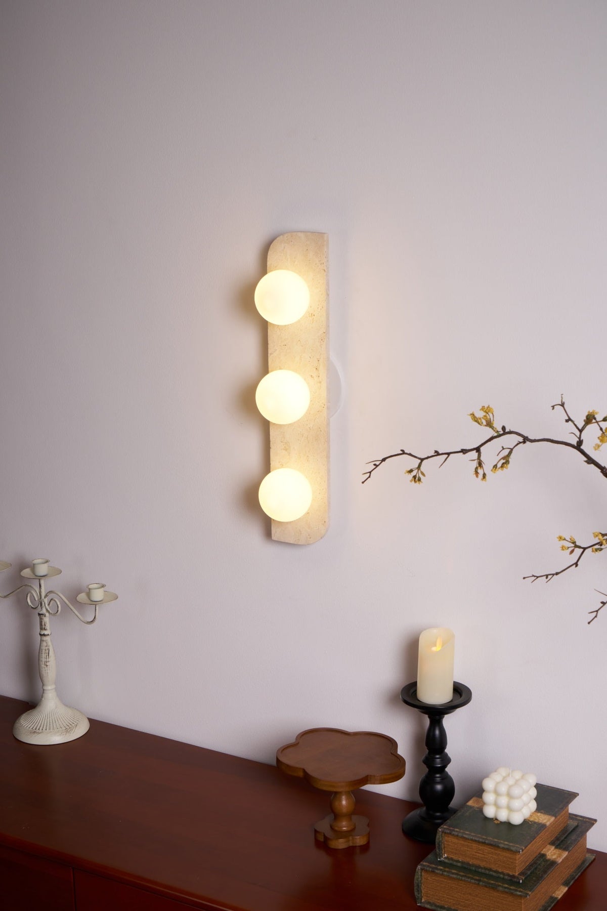 Serearia Minimalistische wandlamp van geel travertin met stekker