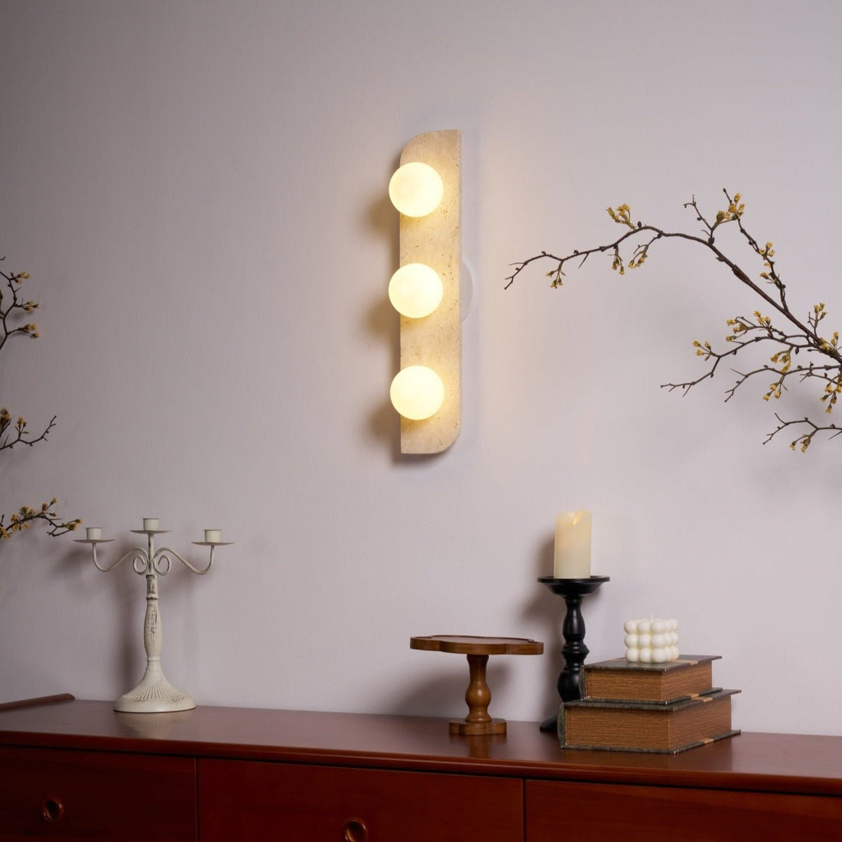 Serearia Minimalistische wandlamp van geel travertin met stekker