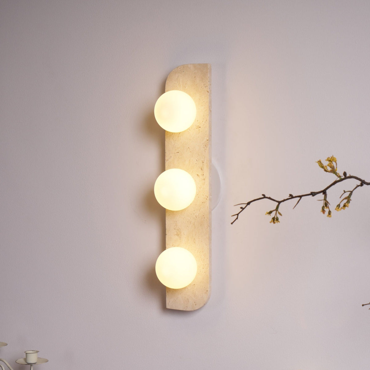 Serearia Minimalistische wandlamp van geel travertin met stekker