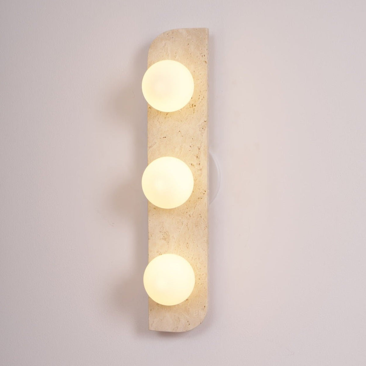 Serearia Minimalistische wandlamp van geel travertin met stekker
