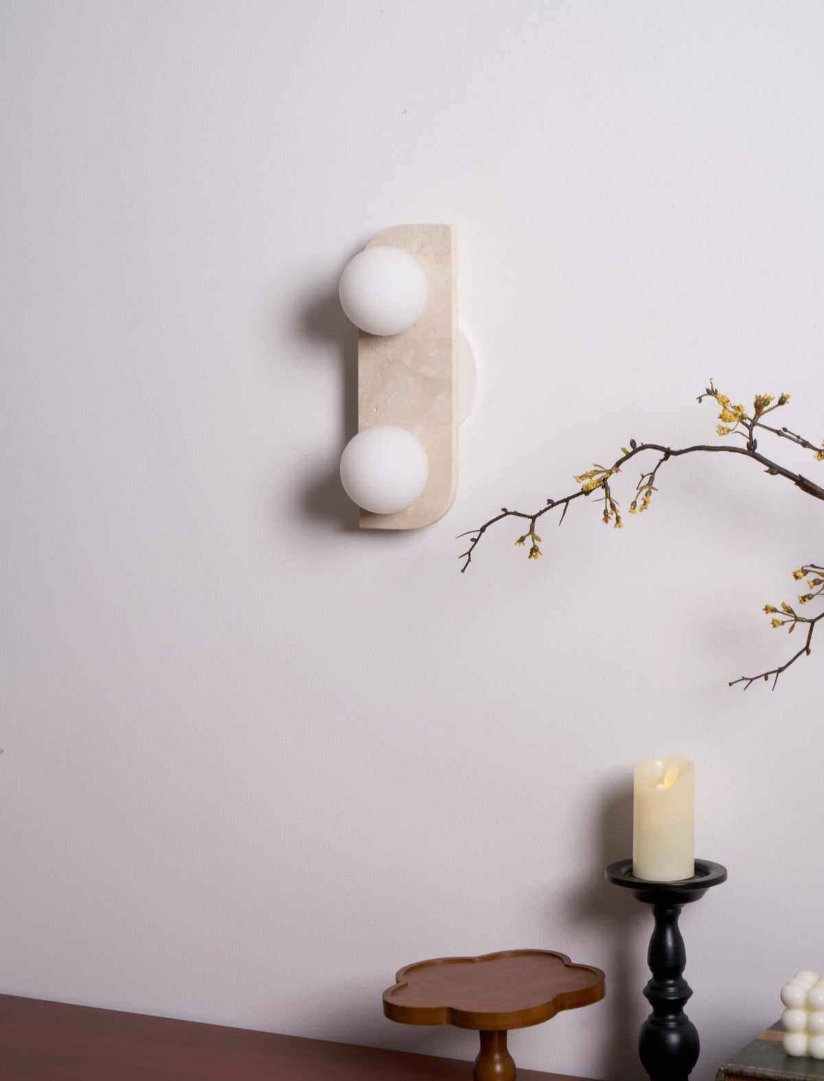 Serearia Minimalistische wandlamp van geel travertin met stekker