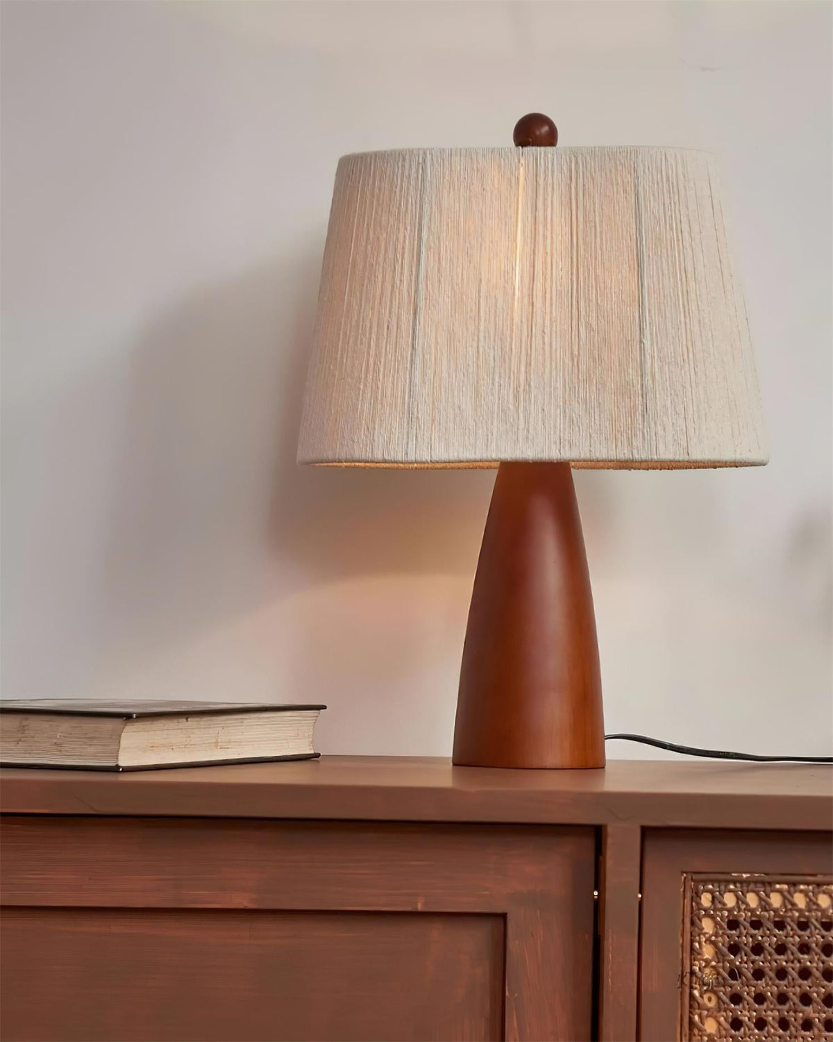 Renoina tafellamp met walnotkleur en beige henneprope kap