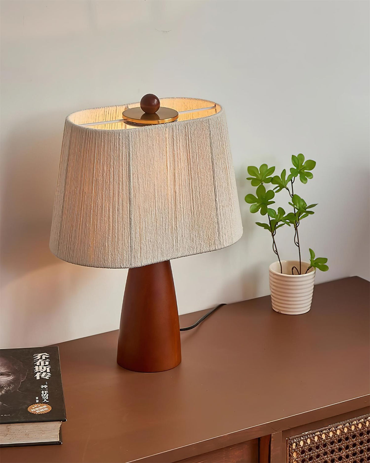 Renoina tafellamp met walnotkleur en beige henneprope kap