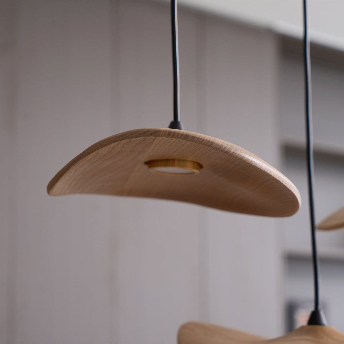 Abbott Moderne minimalistische kroonluchter met leeg houten bloemblaad