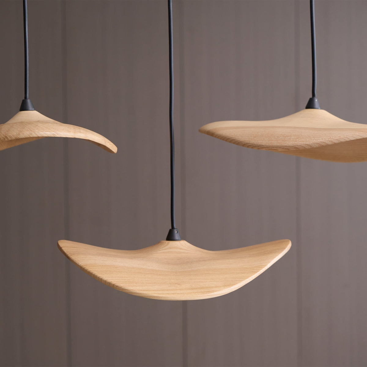 Abbott Moderne minimalistische kroonluchter met leeg houten bloemblaad