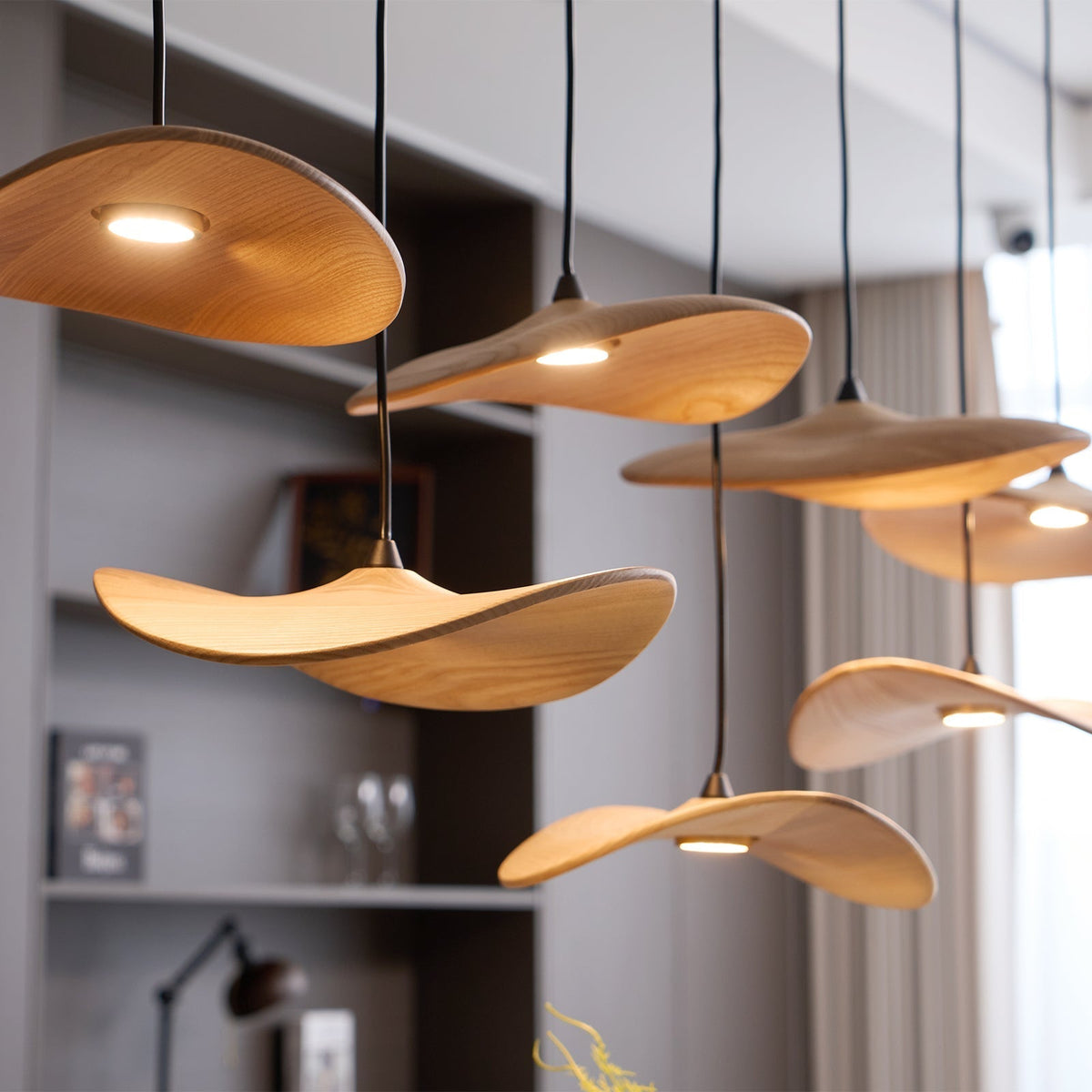 Abbott Moderne minimalistische kroonluchter met leeg houten bloemblaad