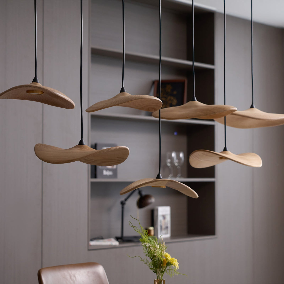 Abbott Moderne minimalistische kroonluchter met leeg houten bloemblaad