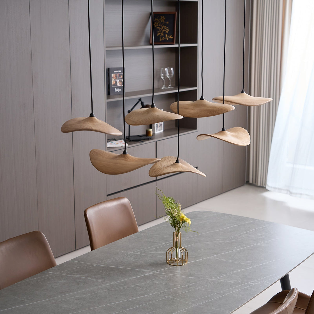 Abbott Moderne minimalistische kroonluchter met leeg houten bloemblaad