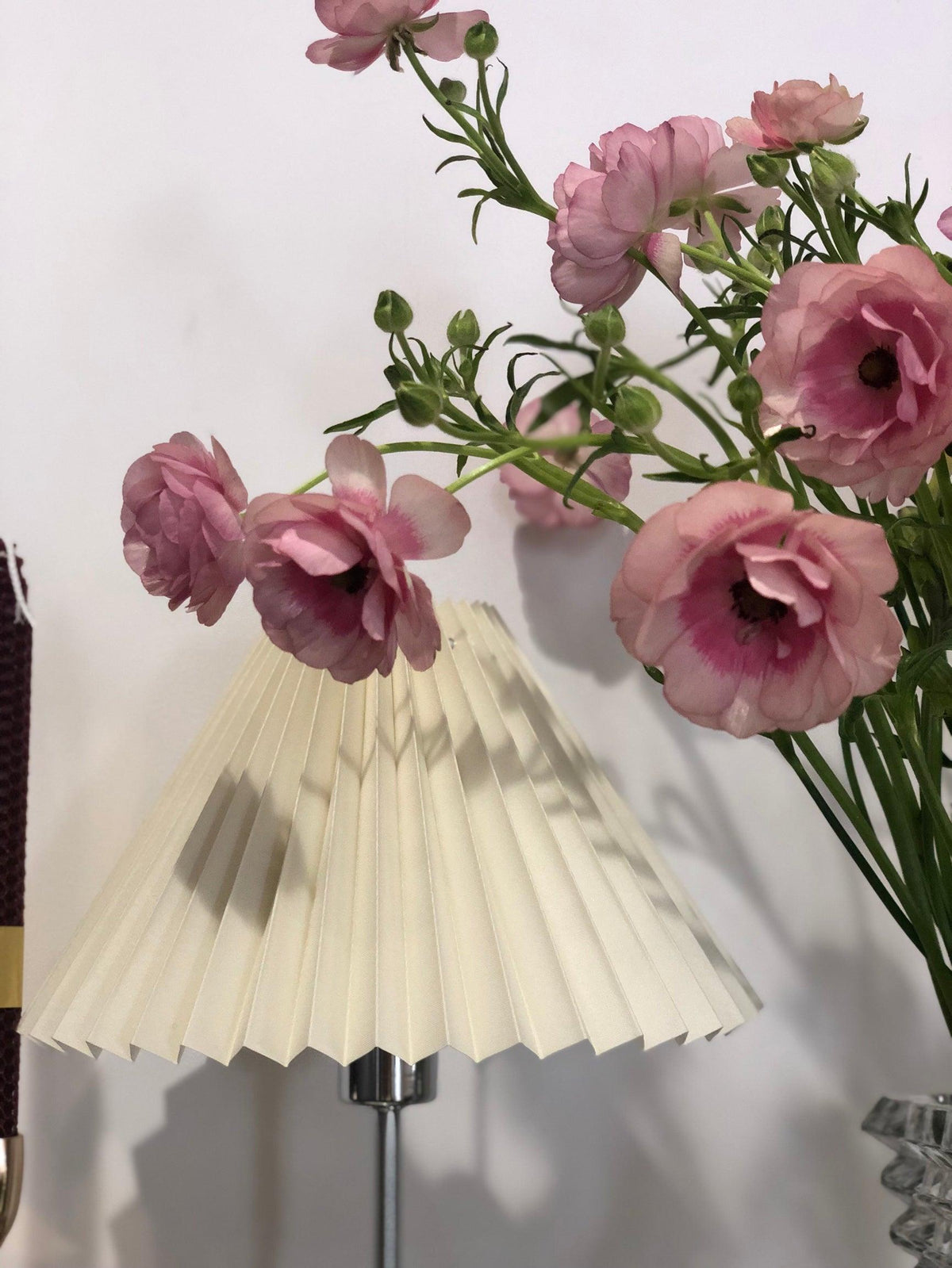 Ornelle tafellamp van hout en stof
