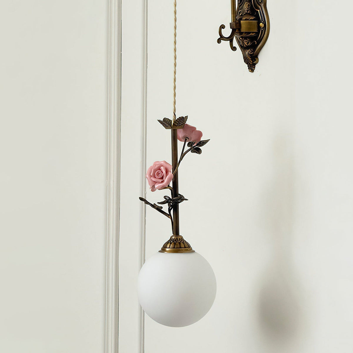 Elaararia wandlamp met antieke afwerking en roze