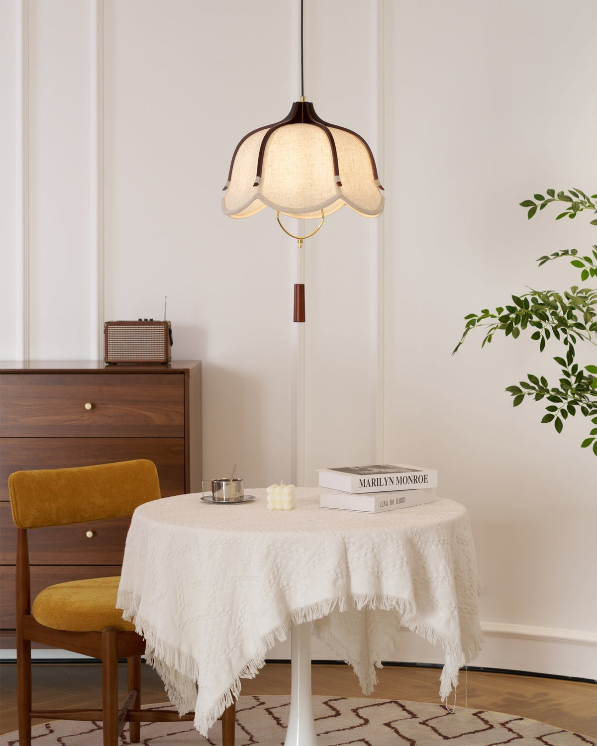 Serisia moderne hanglamp met textielkap en walnoothout