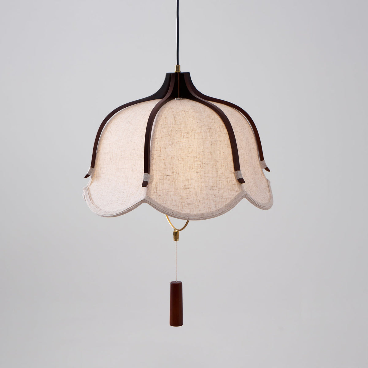 Serisia moderne hanglamp met textielkap en walnoothout