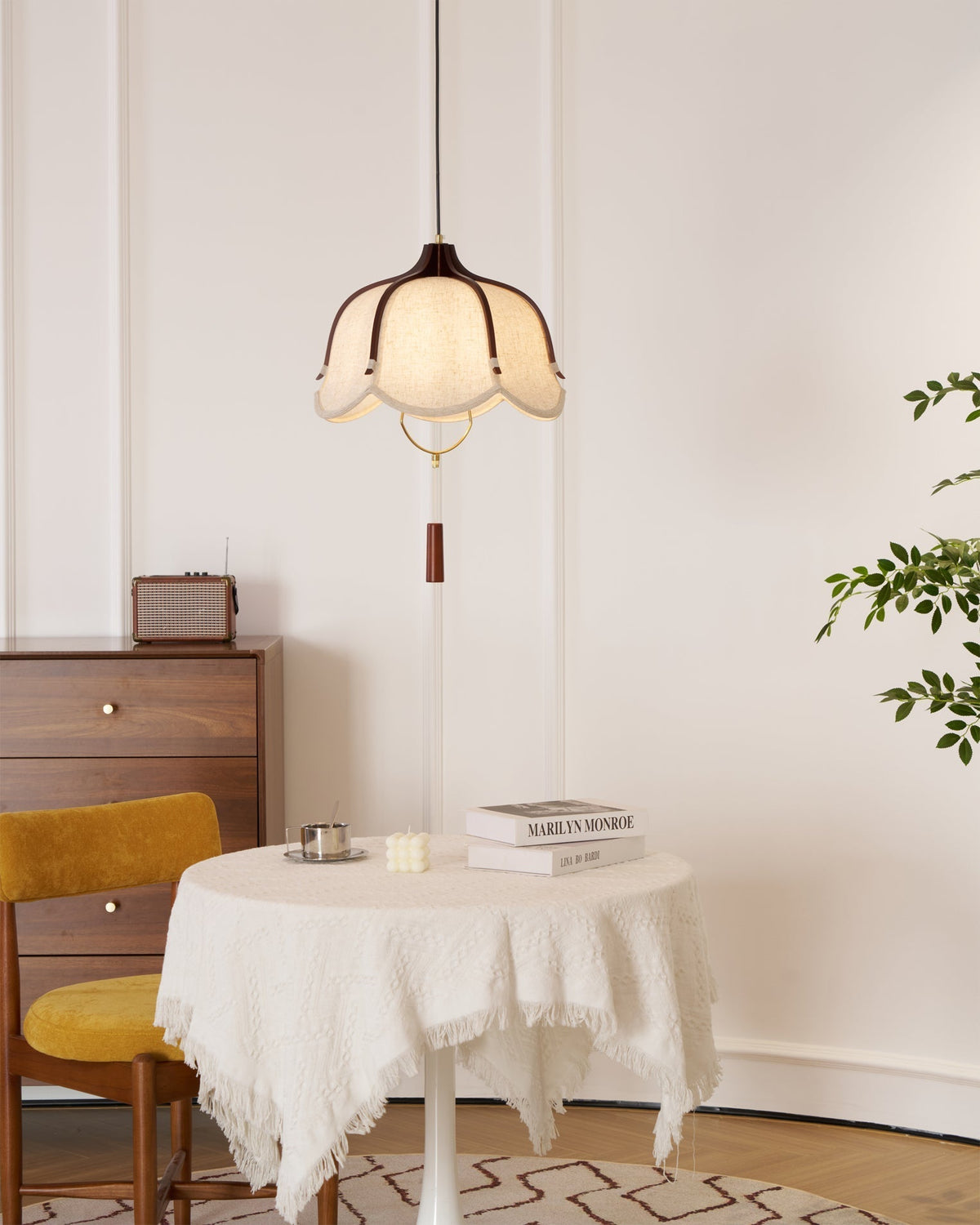 Serisia moderne hanglamp met textielkap en walnoothout