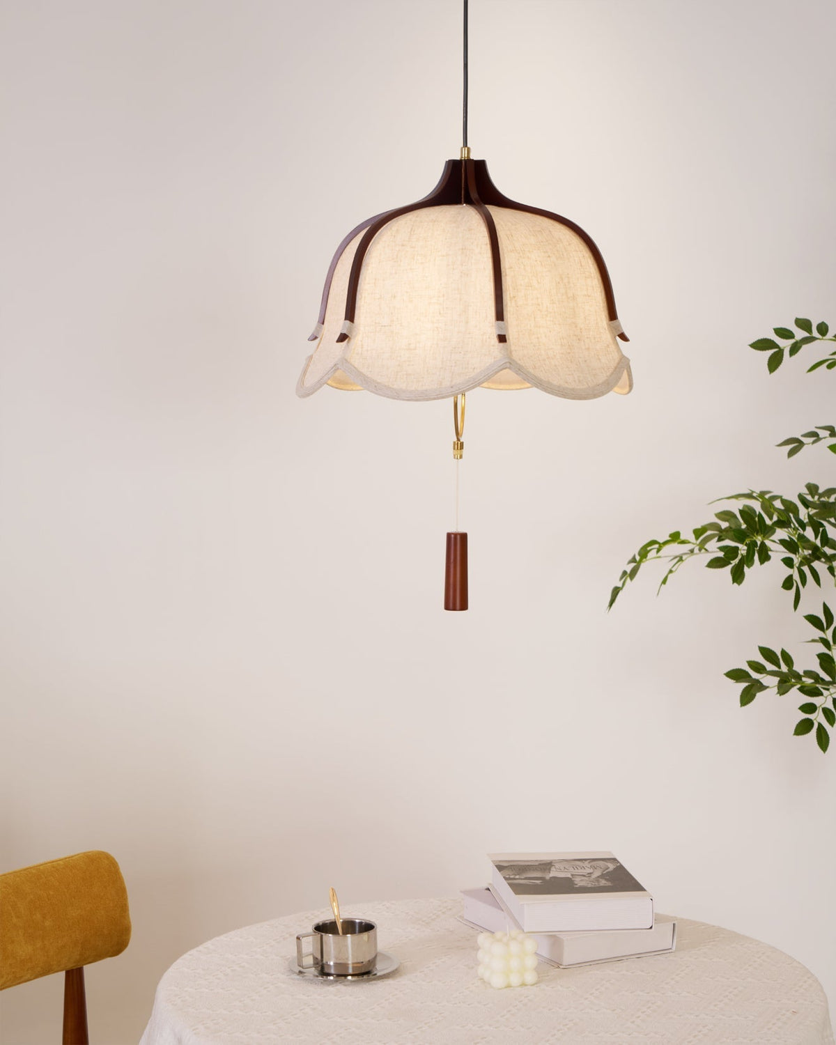 Serisia moderne hanglamp met textielkap en walnoothout