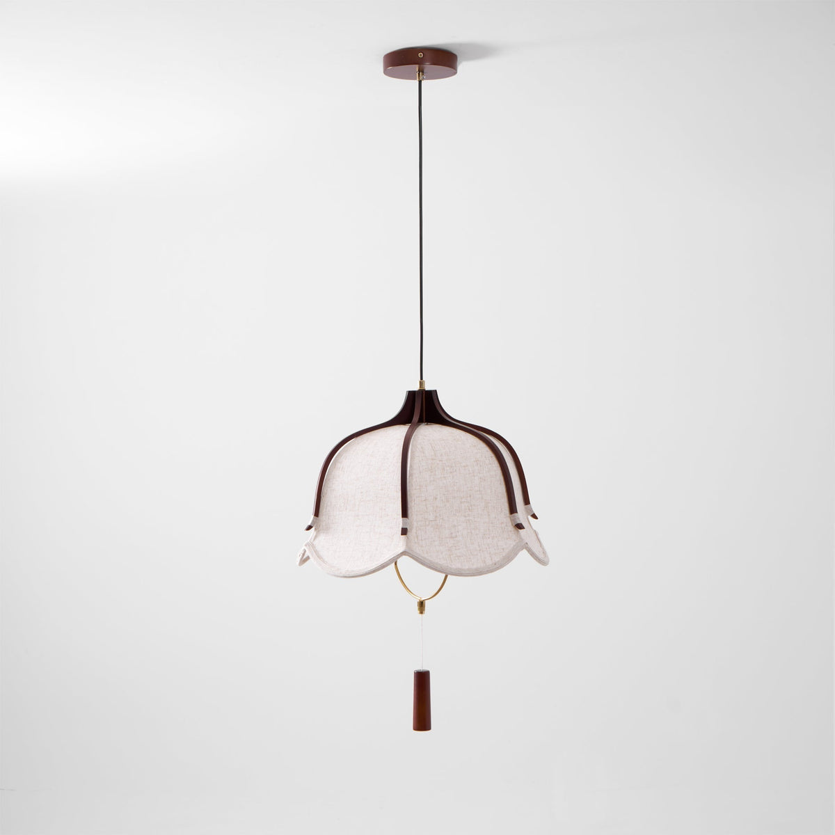 Serisia moderne hanglamp met textielkap en walnoothout
