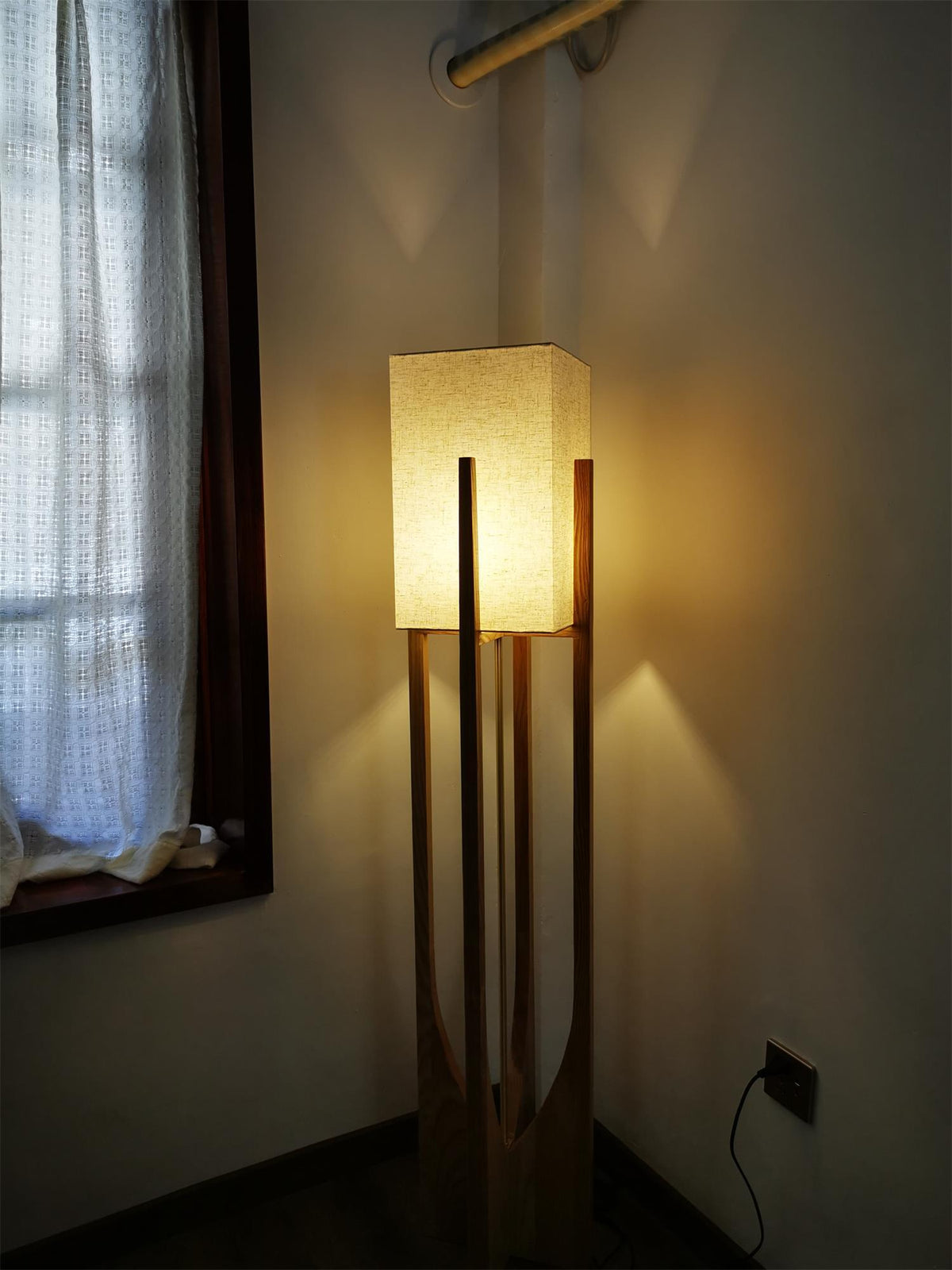 Syleia vloerlamp van hout modern