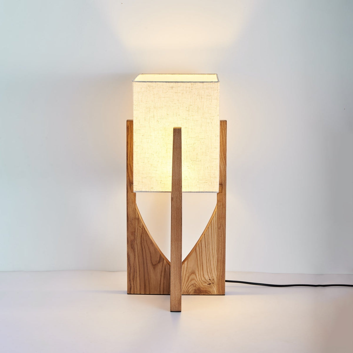 Syleia vloerlamp van hout modern