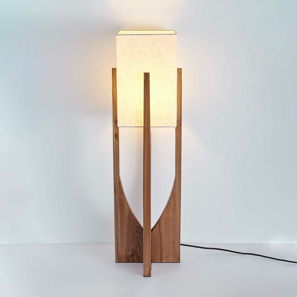 Syleia vloerlamp van hout modern