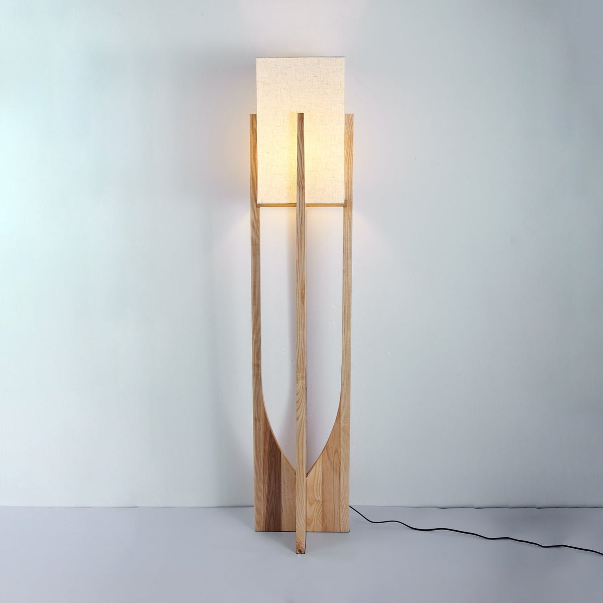 Syleia vloerlamp van hout modern