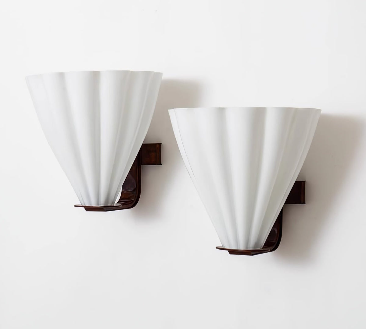 Ixelyn vormgegeven glazen wandlamp