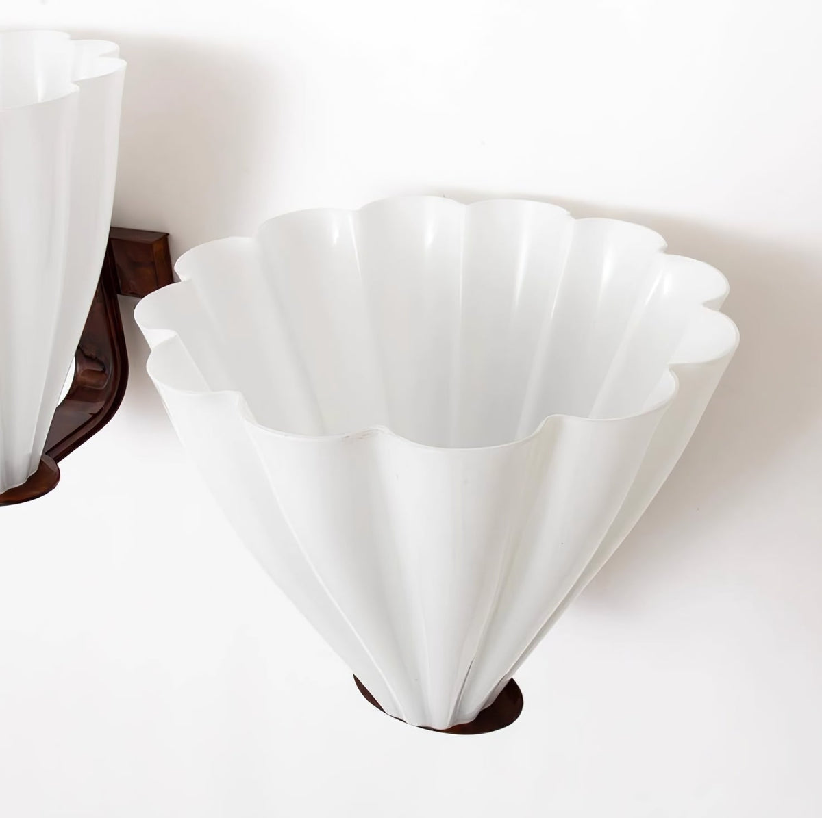 Ixelyn vormgegeven glazen wandlamp