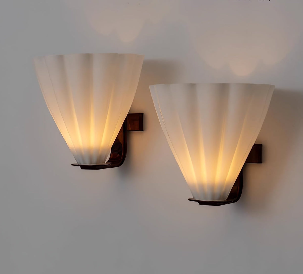 Ixelyn vormgegeven glazen wandlamp
