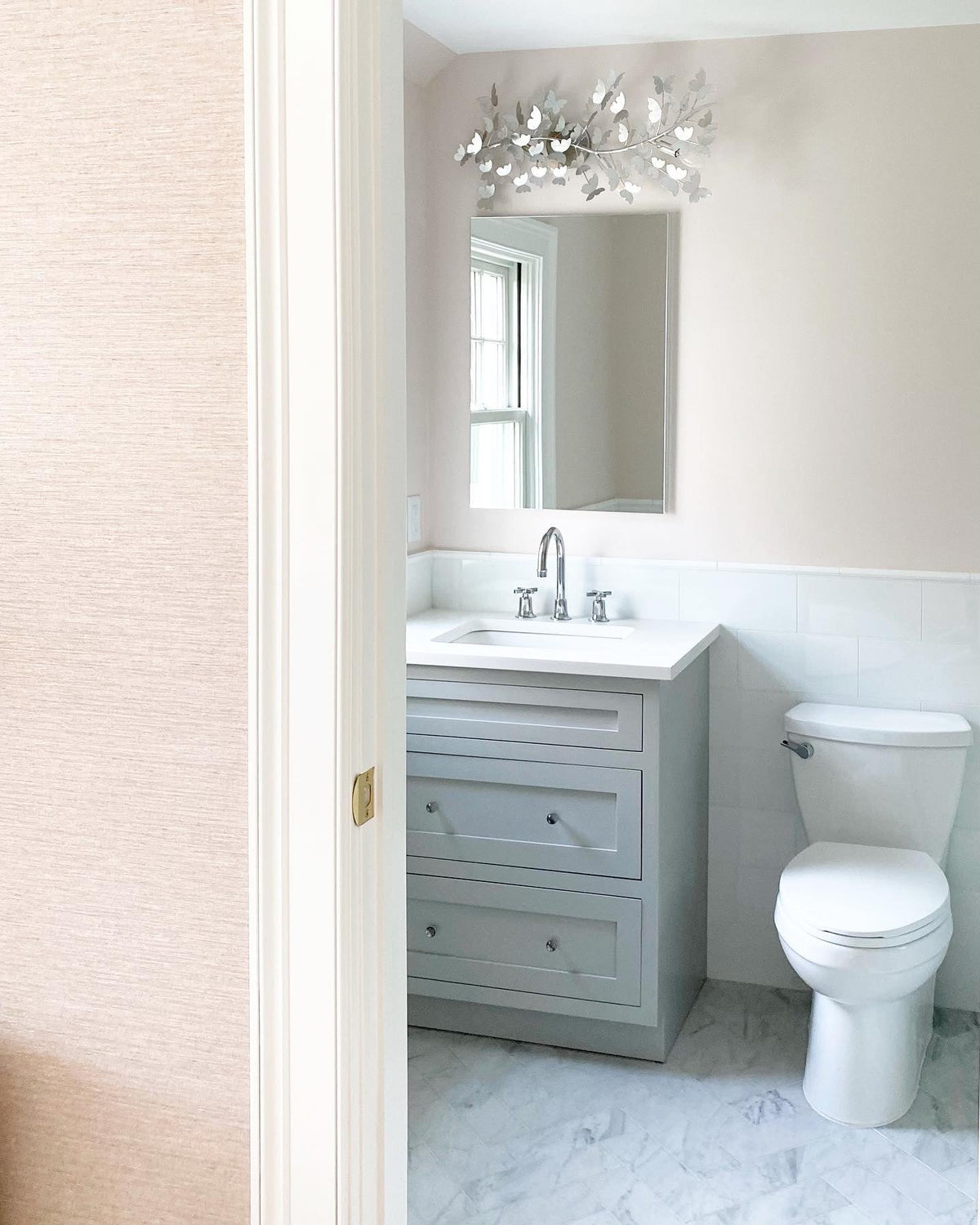 Gina wandlamp met decoratieve goudkleurige vlinders op takken