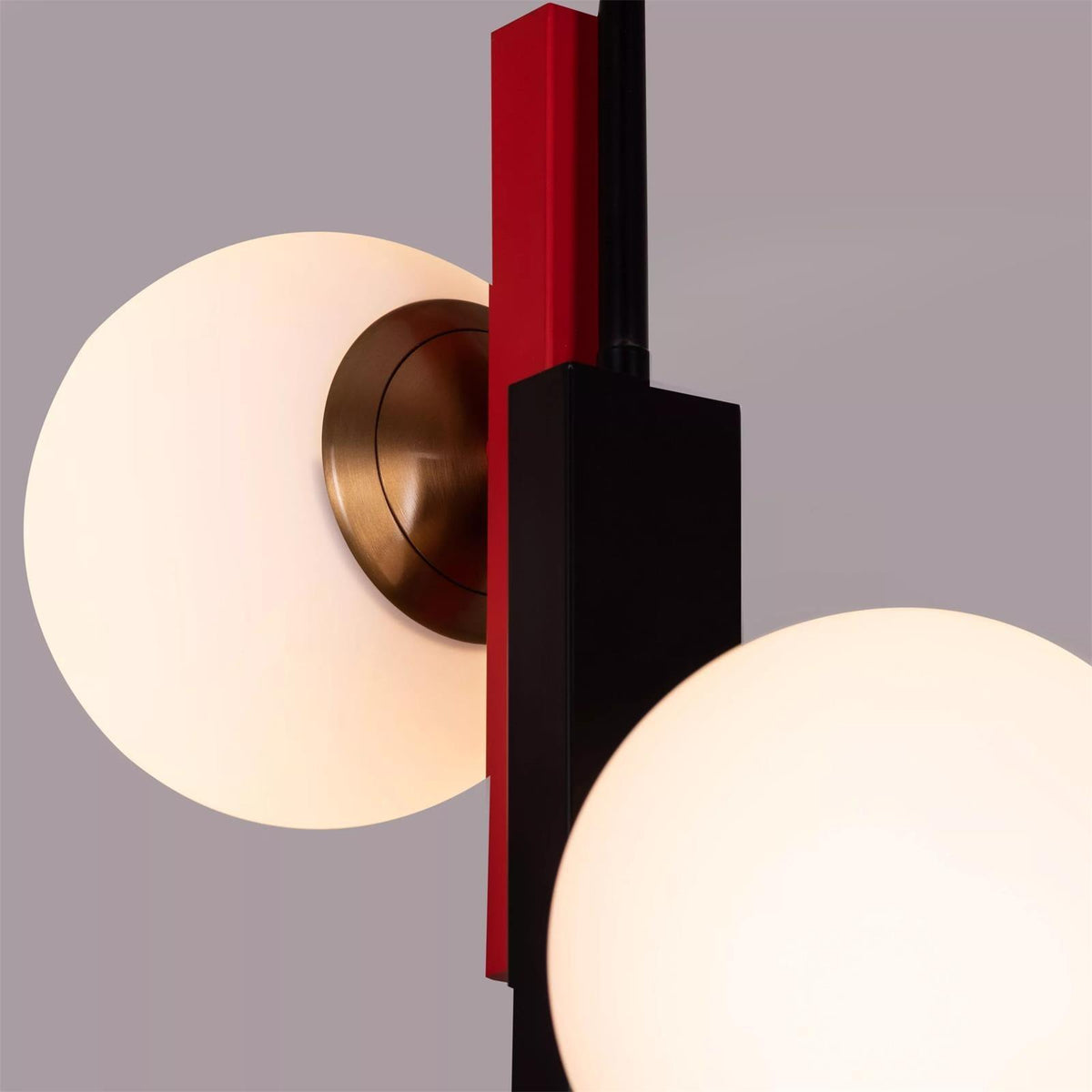 Veveny hanglamp met dubbele bollen en lineaire balken in geometrische stijl