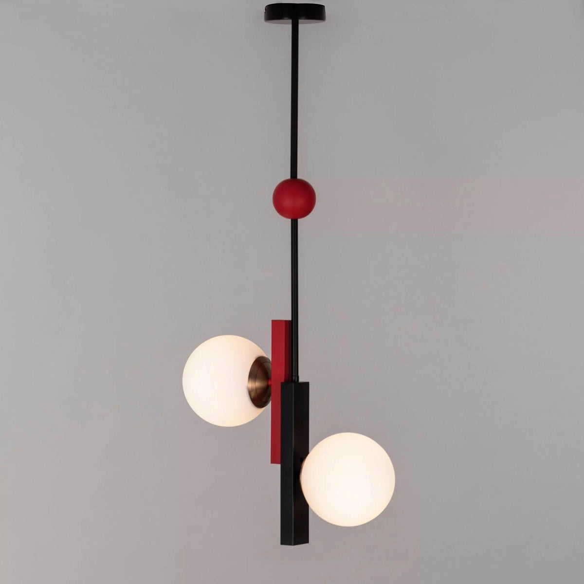 Veveny hanglamp met dubbele bollen en lineaire balken in geometrische stijl