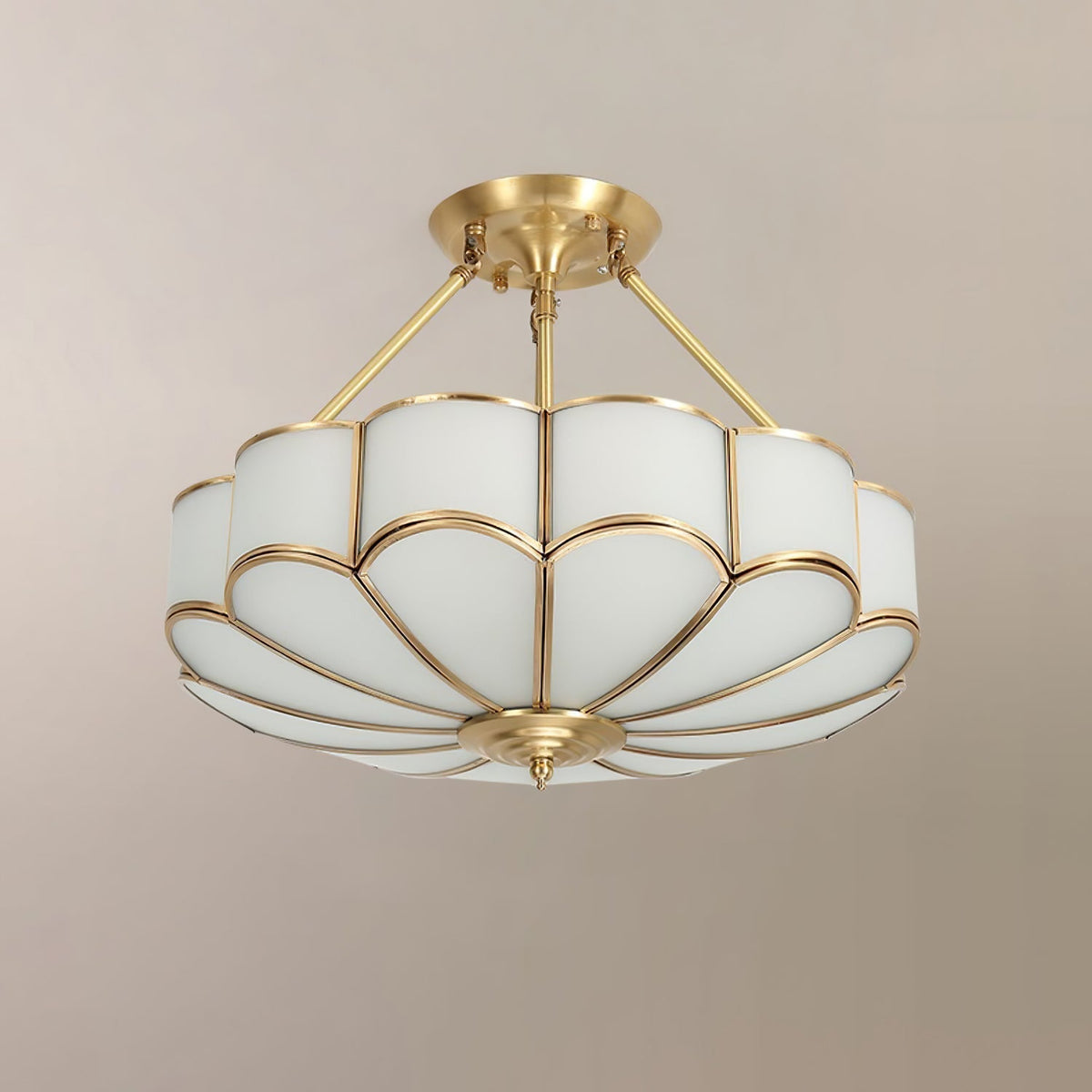 Levenor plafondlamp van matglas met bloemblaadjes en messing afwerking