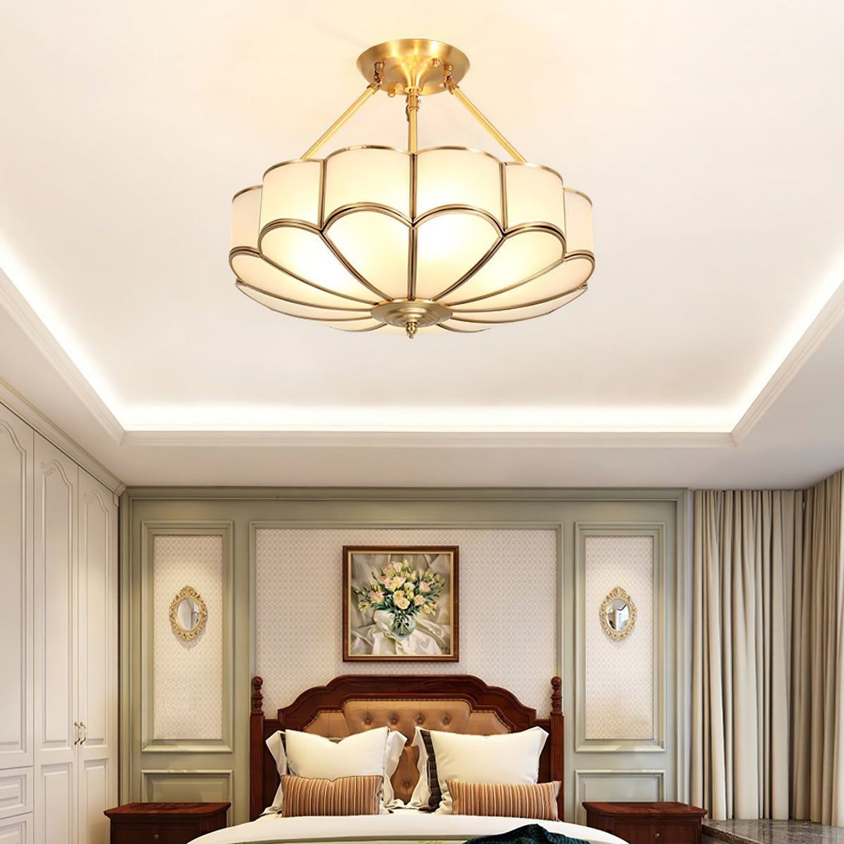 Levenor plafondlamp van matglas met bloemblaadjes en messing afwerking