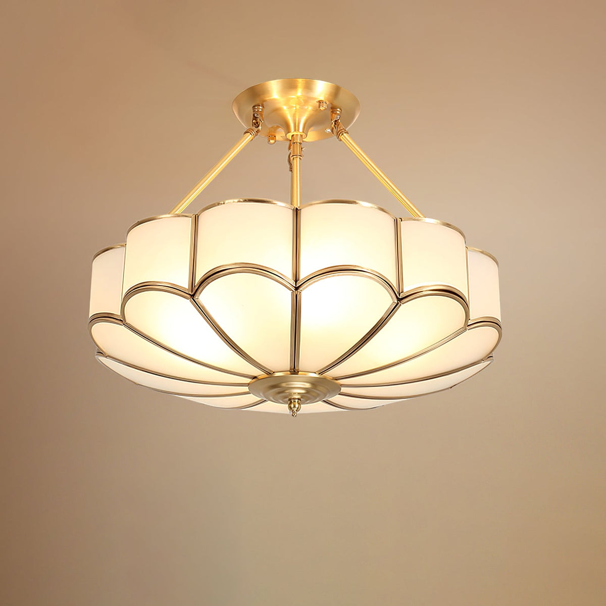 Levenor plafondlamp van matglas met bloemblaadjes en messing afwerking
