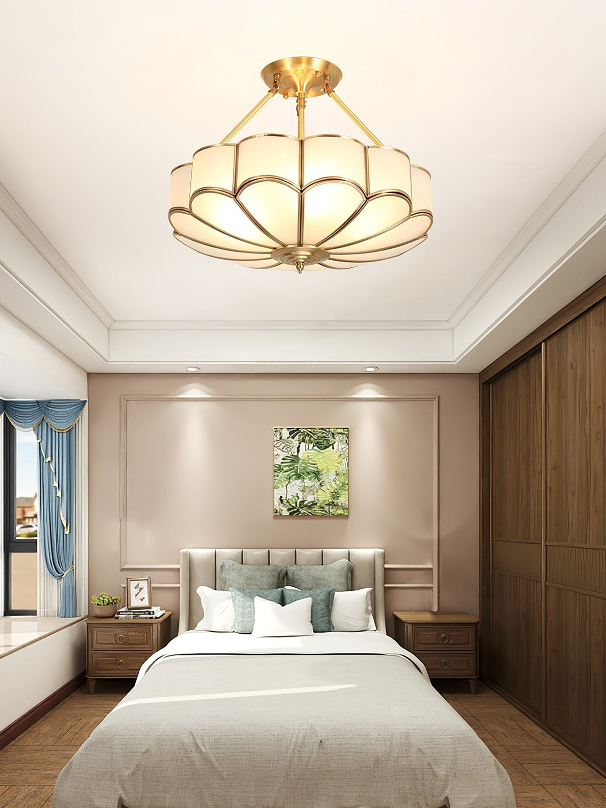 Levenor plafondlamp van matglas met bloemblaadjes en messing afwerking