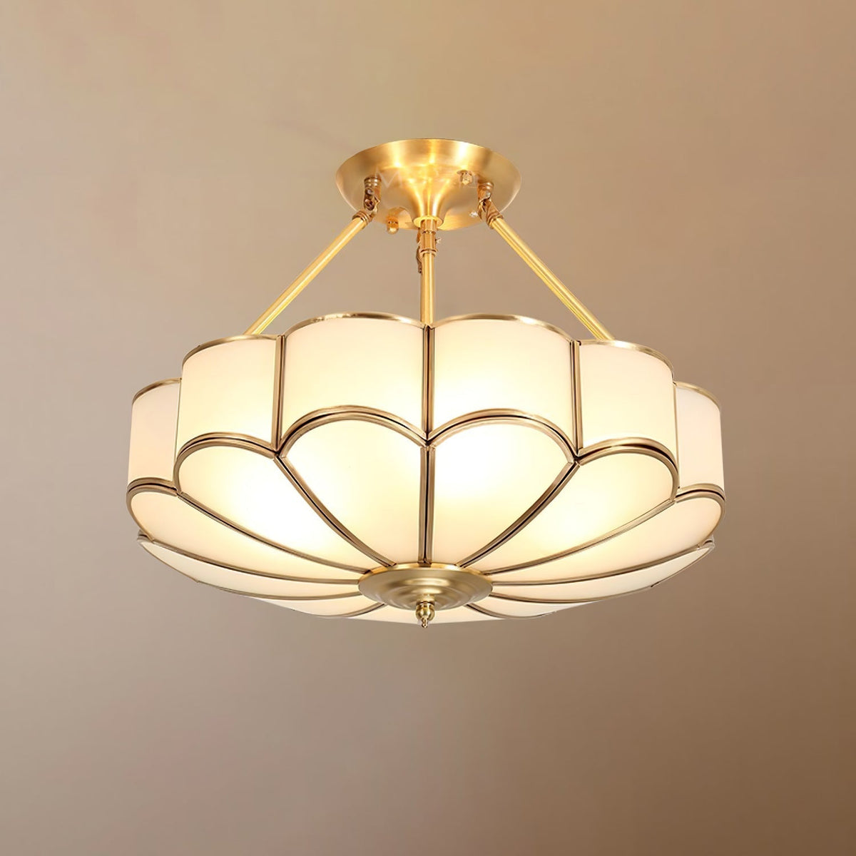 Levenor plafondlamp van matglas met bloemblaadjes en messing afwerking