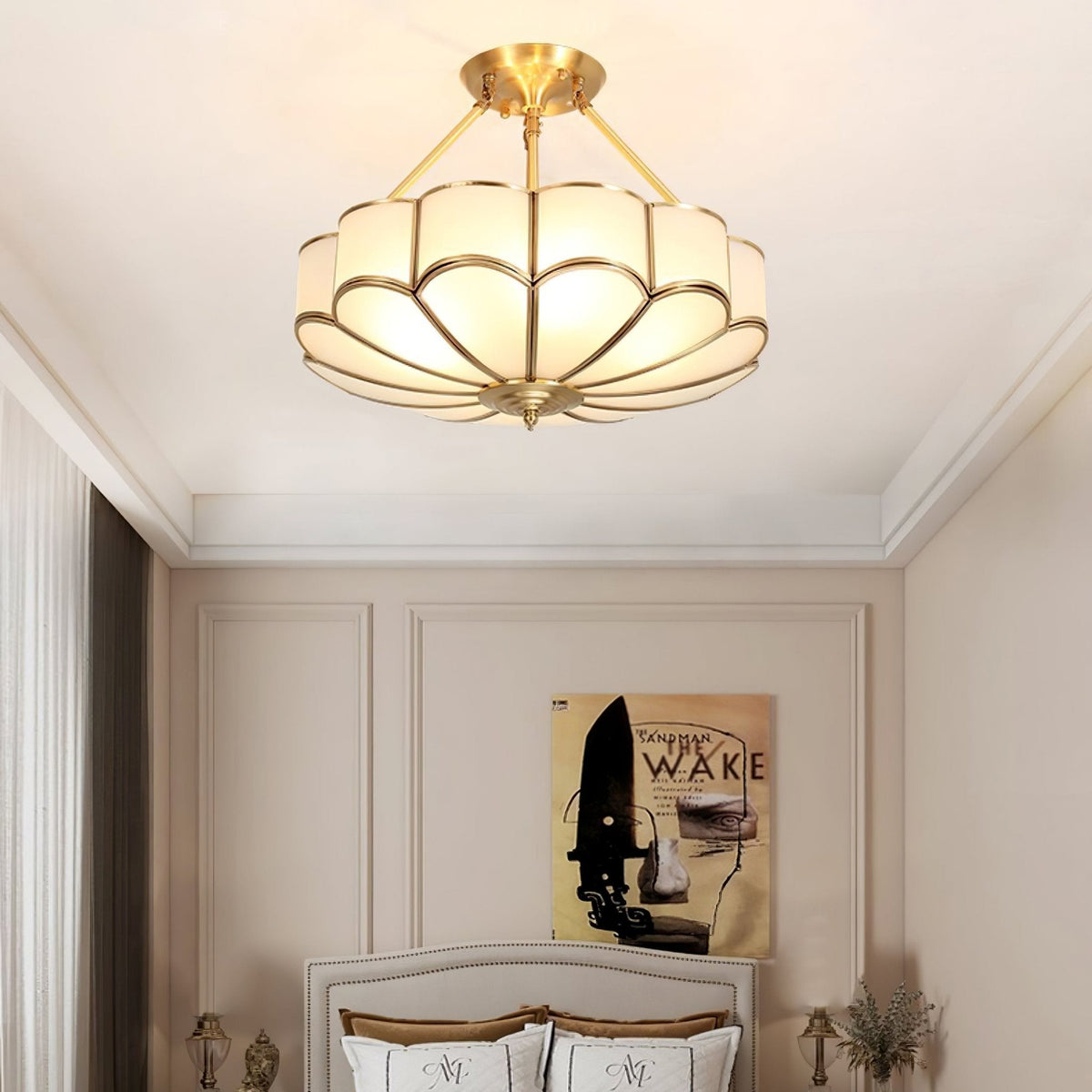 Levenor plafondlamp van matglas met bloemblaadjes en messing afwerking