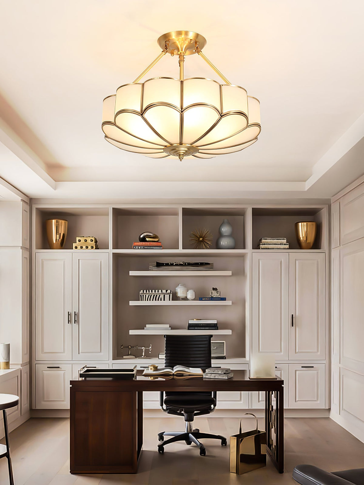 Levenor plafondlamp van matglas met bloemblaadjes en messing afwerking