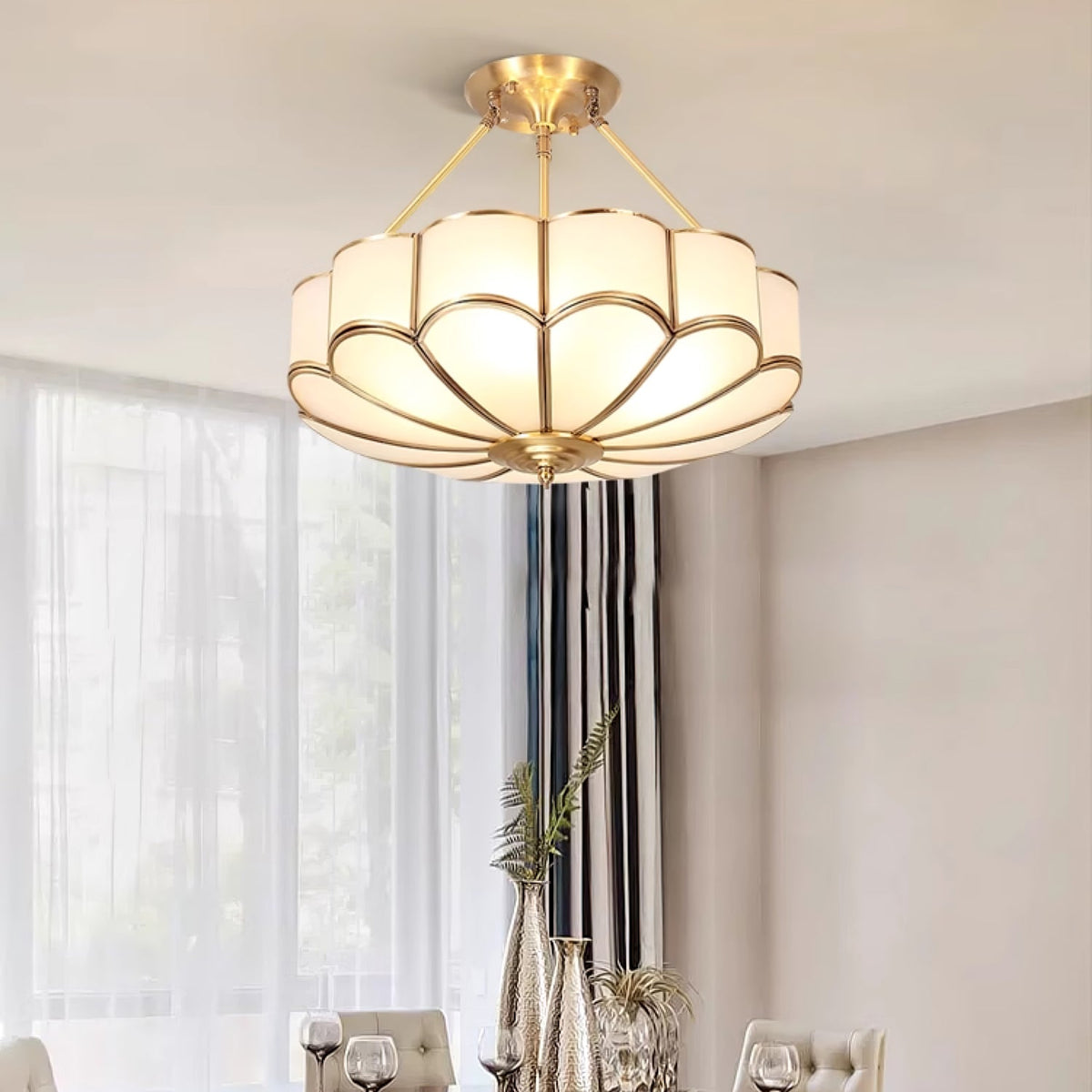Levenor plafondlamp van matglas met bloemblaadjes en messing afwerking