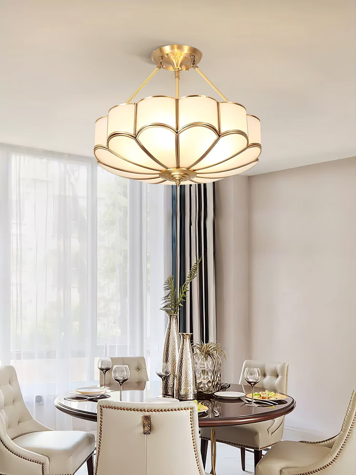 Levenor plafondlamp van matglas met bloemblaadjes en messing afwerking