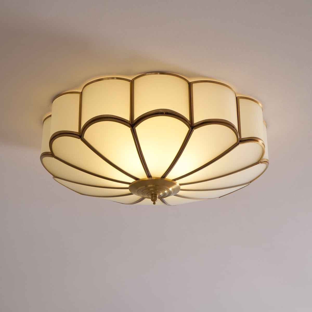 Velenena plafondlamp bloemvormig glas messing