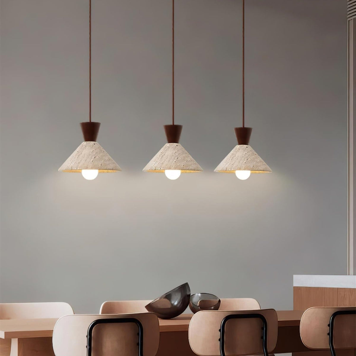 Caliva hanglamp met travertin kap in natuurlijke walnootkleur