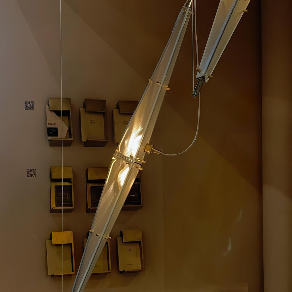 Adan moderne hanglamp met minimalistisch kunstwerk