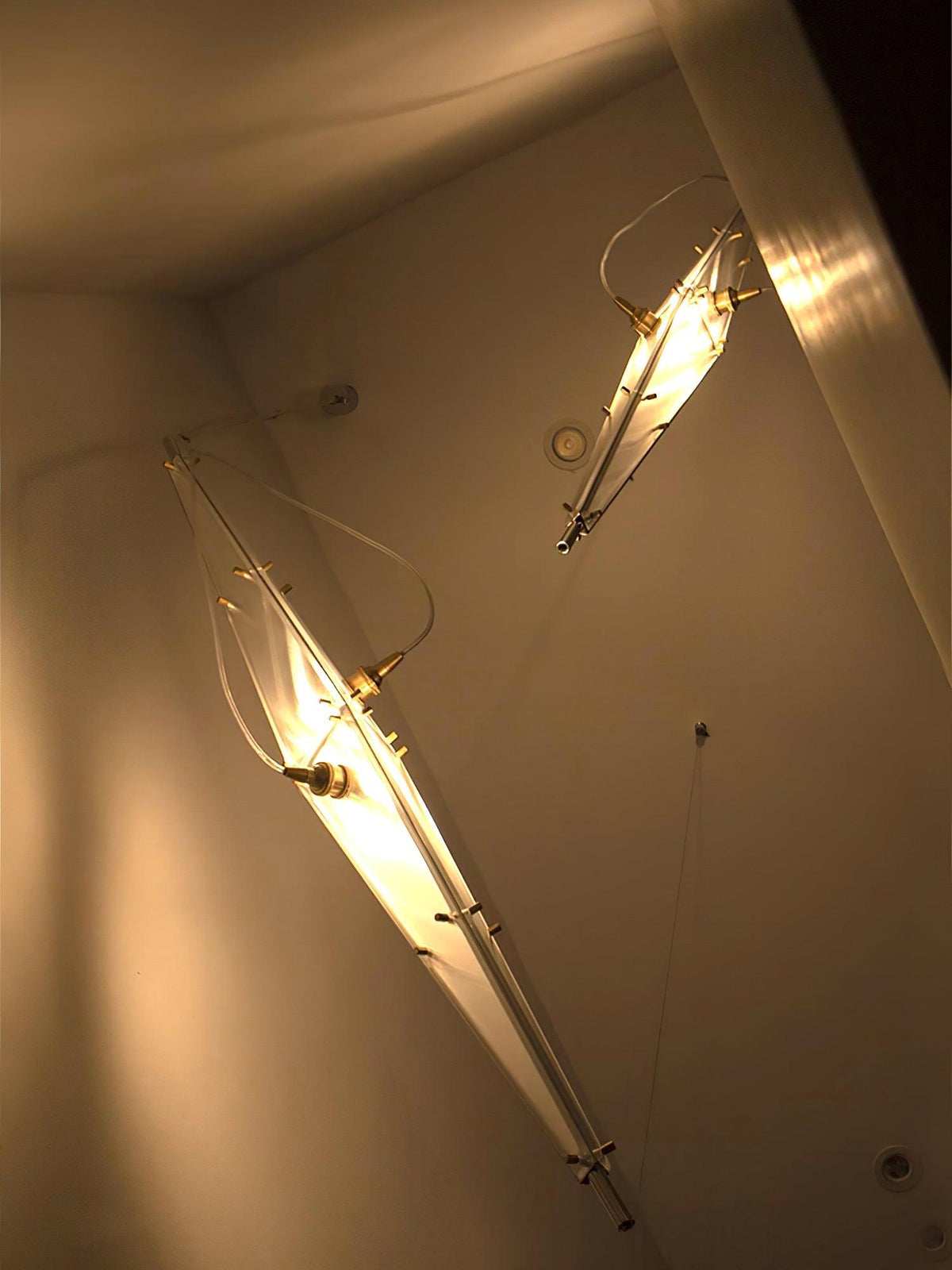Adan moderne hanglamp met minimalistisch kunstwerk