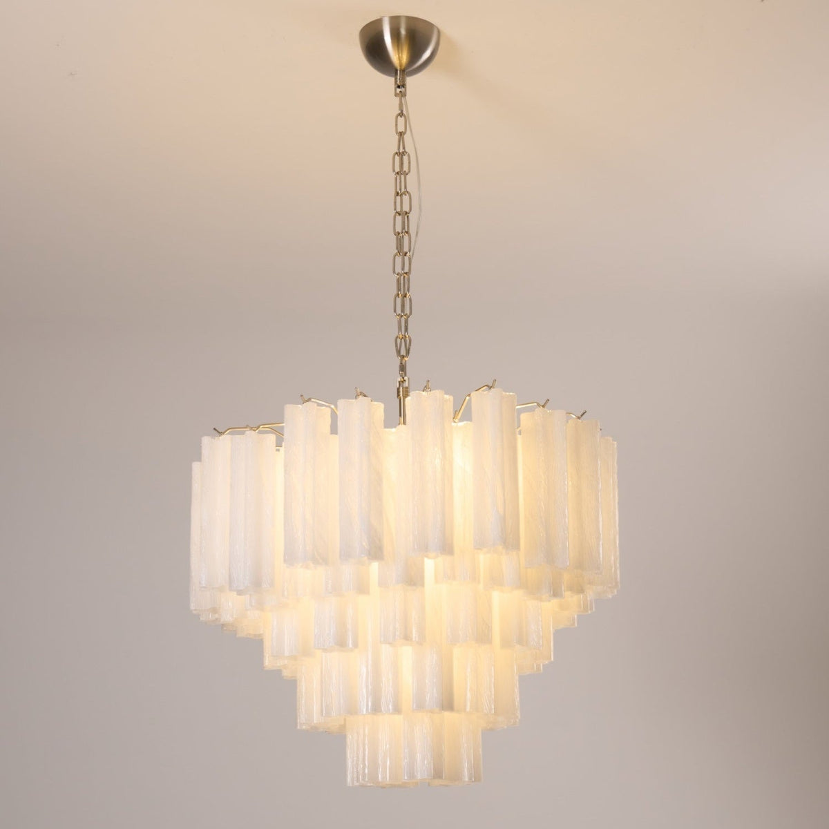 Velinaine kroonluchter met mat Murano-glas in gelaagd cascade-effect