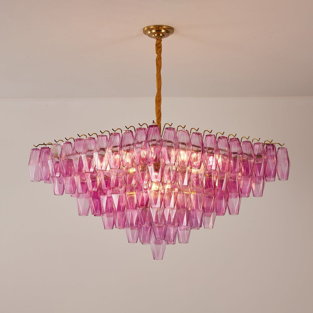 Miroian kroonluchter met fuchsia prismaglas in omgekeerde piramidevorm