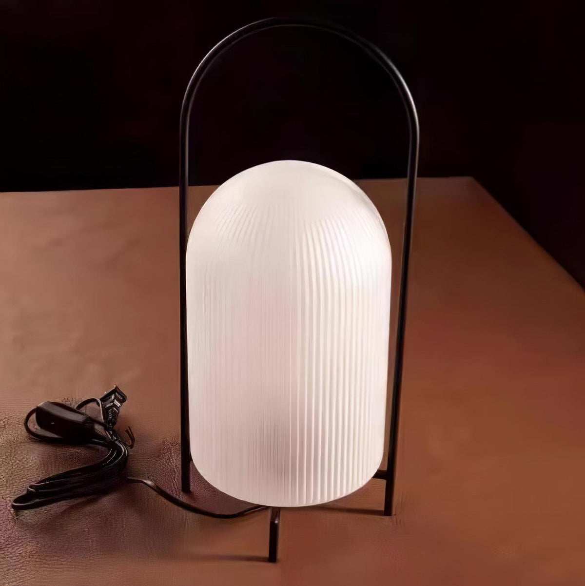 Firaie tafellamp van glas met minimalistisch ontwerp